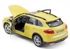 White / Yellow 1:24 Scale Bburago Diecast Porsche Cayenne Model