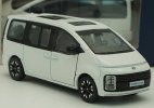 White / Deep Blue 1:38 Scale Diecast Hyundai Staria Lounge Toy