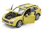 White / Yellow 1:24 Scale Bburago Diecast Porsche Cayenne Model